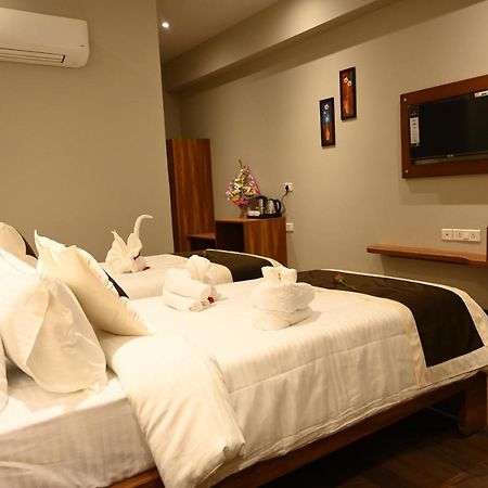 Neel Clarks Inn Express Agra  Exterior photo